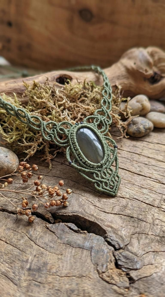 Colar em macramê com pedra de quartzo fumê