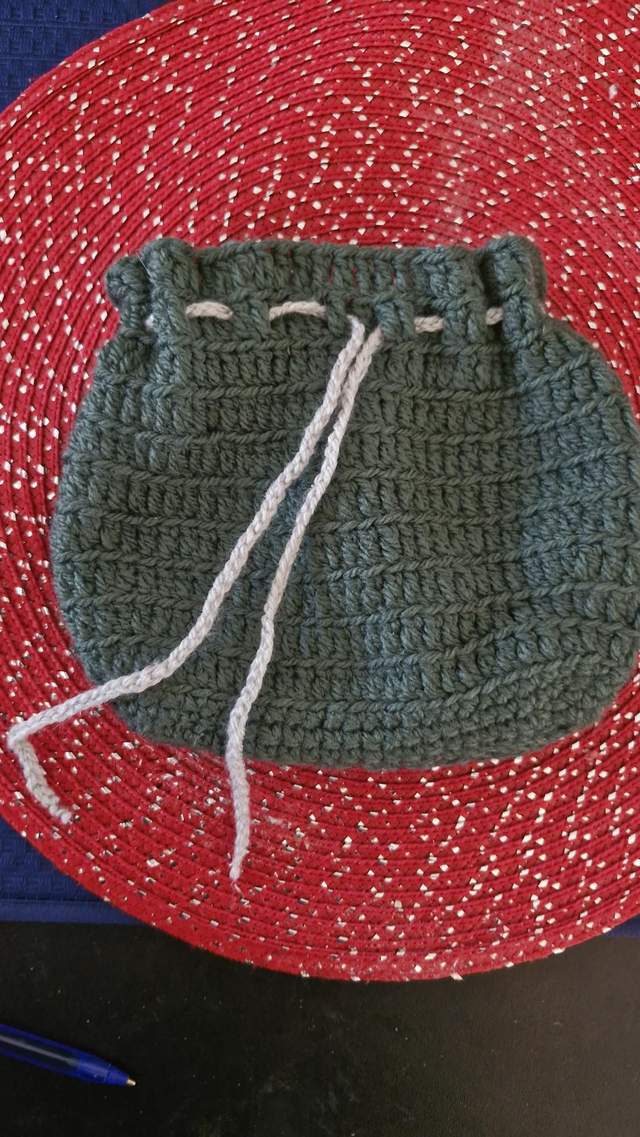 Muni pochon en vert avec fil gris 