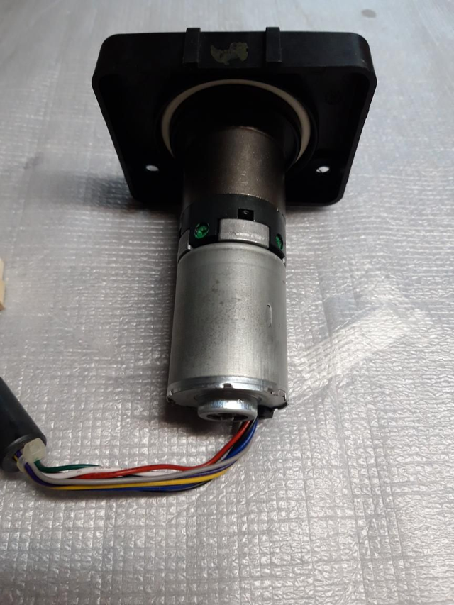 Moteur de roue pour tondeuse robot