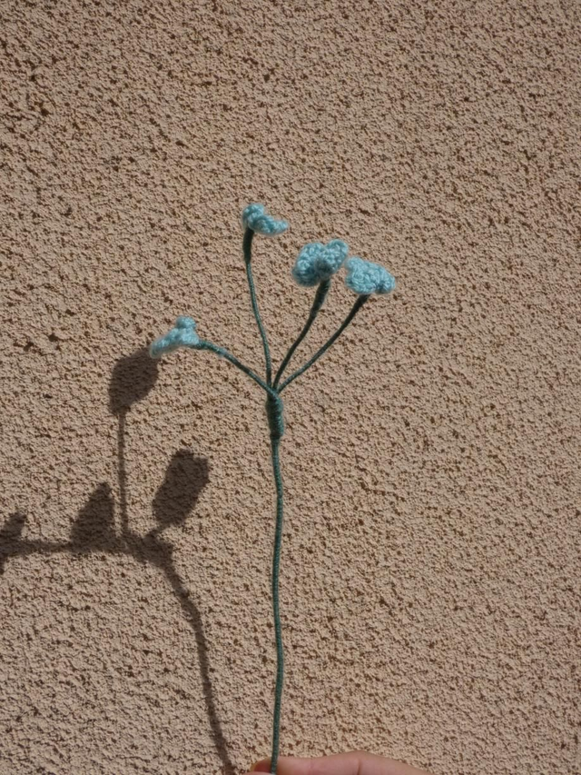 Tige de mini fleurs bleues