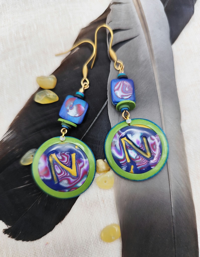 Boucles d’oreilles rune Hagalaz en argile polymère, bijou symbolique de transformation