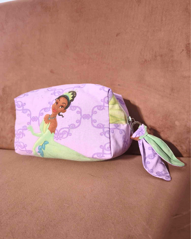 ✨ Trousse matelassée upcyclée – Édition La Princesse et la Grenouille (Tiana &amp; Naveen) ✨