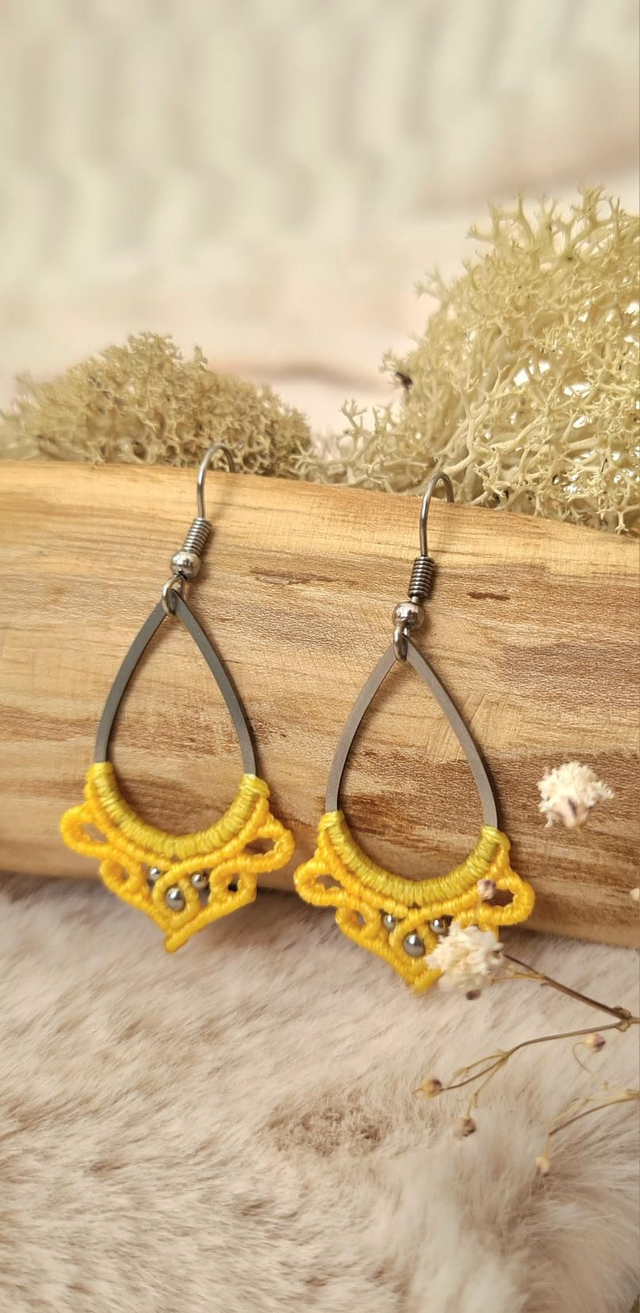 Boucles d'oreilles Arya argentées pendantes légères en macramé