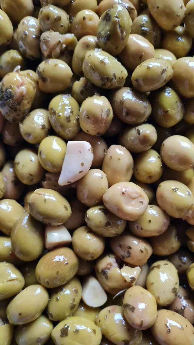 Olives Cassées Ail  (Prix au 100gr)
