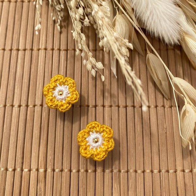 Puces d’oreilles Fleurettes ~ Jaune / Lin