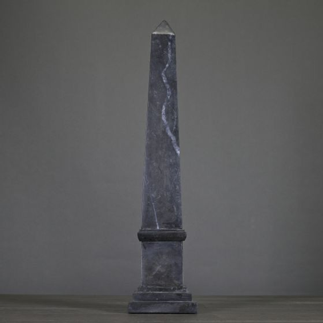 Obélisque en marbre noir