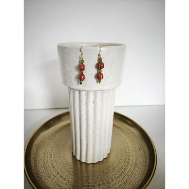 Boucles d’oreilles Cléa – Perles en céramique rouge, verre vert et touches dorées