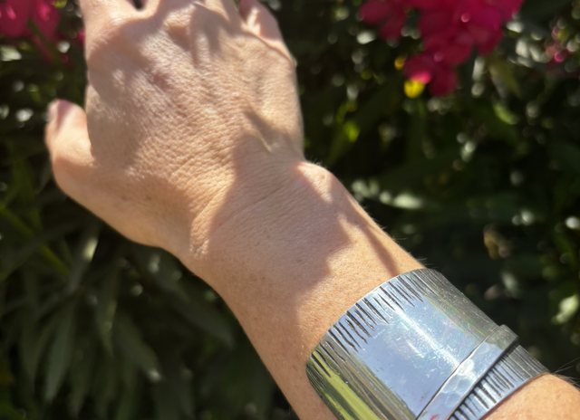 Brazalete líneas plateado