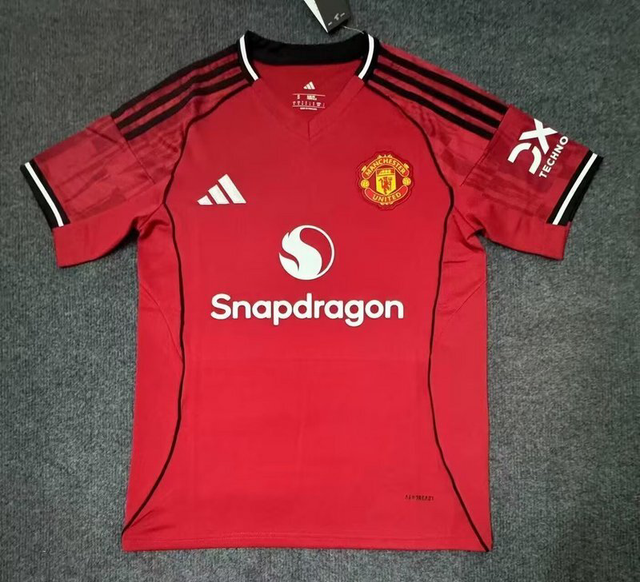 Primera equipación Manchester United, 25, 26