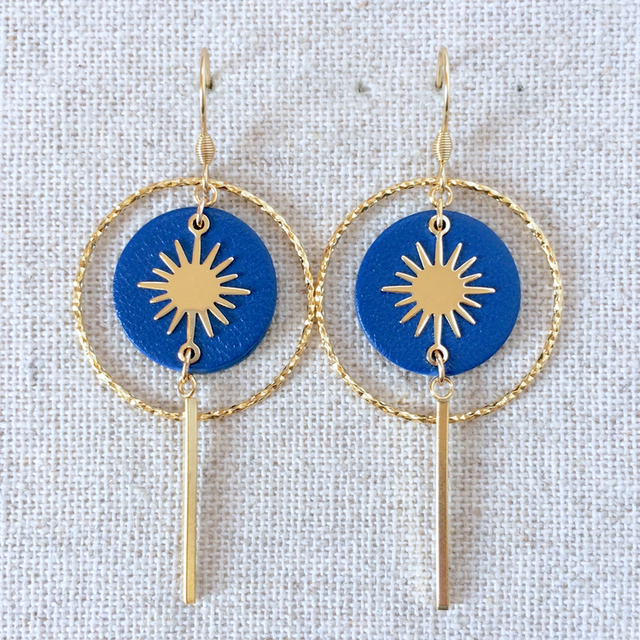 Boucles d’oreilles « Chef d’orchestre » dorées, cuir bleu outremer