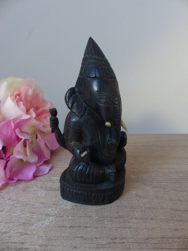 Statuette artisanale de Ganesh en bois marron foncé sculpté à la main – Sculpture hindouiste décorative, symbole de chance et de protection