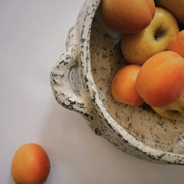 Plat de décoration recouvert de papier mâché vert marbré beige