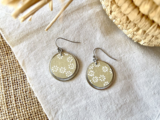 Boucles d’oreilles Rond taille M et cercle argenté - Couleurs variées