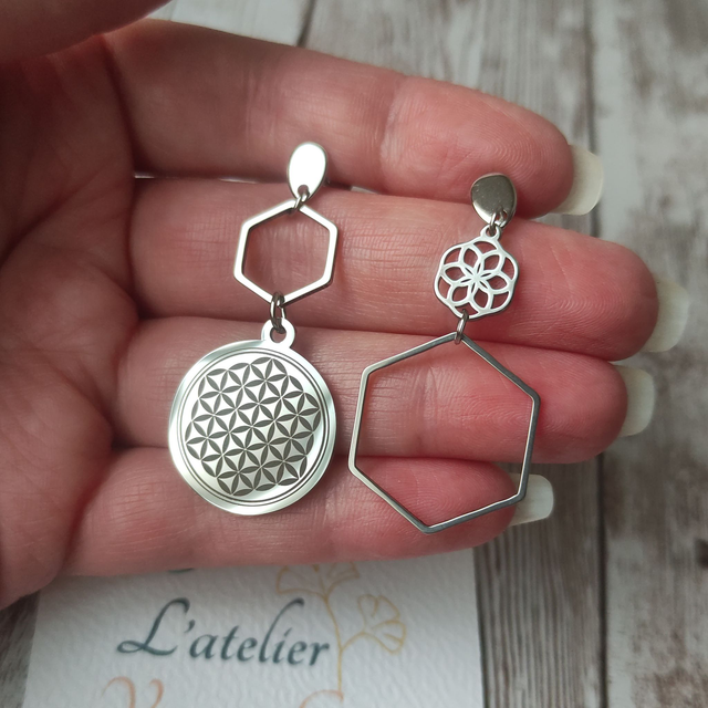 Boucles d&#039;oreilles &quot;Asymétrique&quot; Fleur de vie gravée