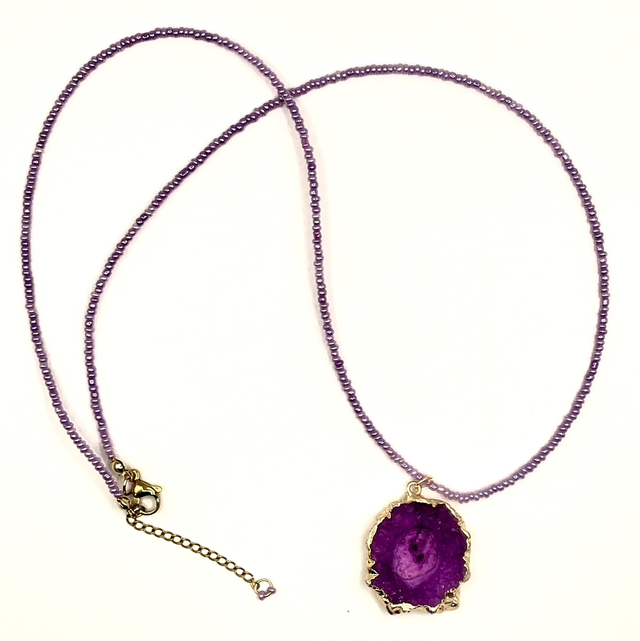 C86 - Collier perles de rocaille pendentif agate teintée violette