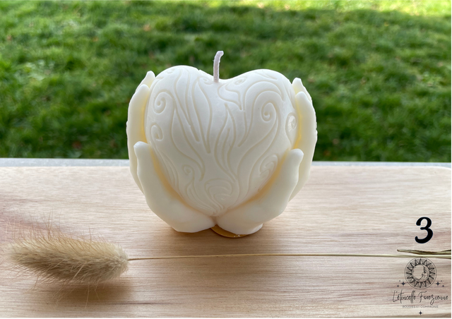 Bougie moulée - Coeur entre les mains