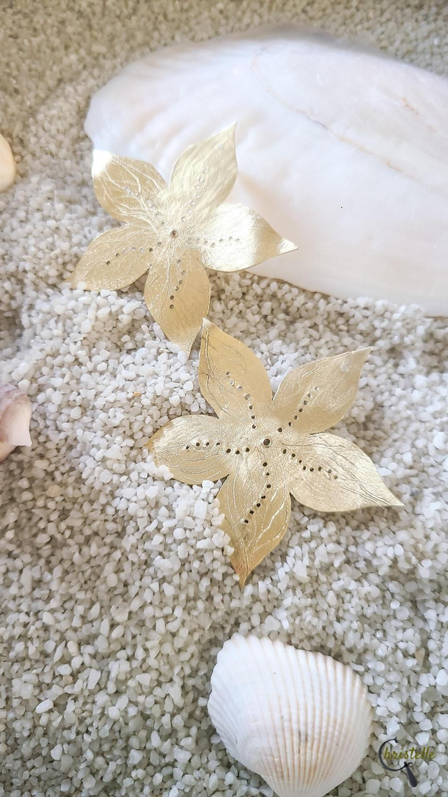 Boucles d’oreilles Stellaria – Fleur tropicale en laiton doré Bijou floral fait main – création artisanale belge
