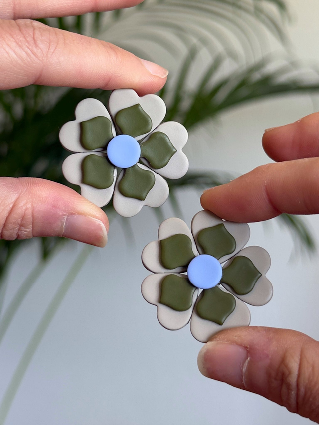 Groovy flowers mini greige, verdes caqui y azul periwinkle