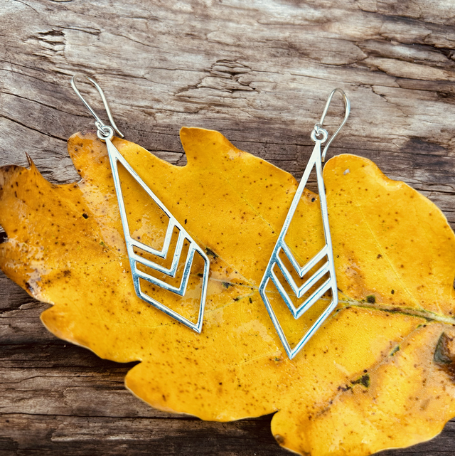 BOUCLES D’OREILLES PENDANTES FLÈCHES GÉOMÉTRIQUES 