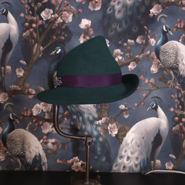 Chapeau Flower vert foncé à bijou