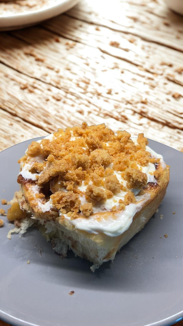 Cinnamon rolls façon crumble aux pommes