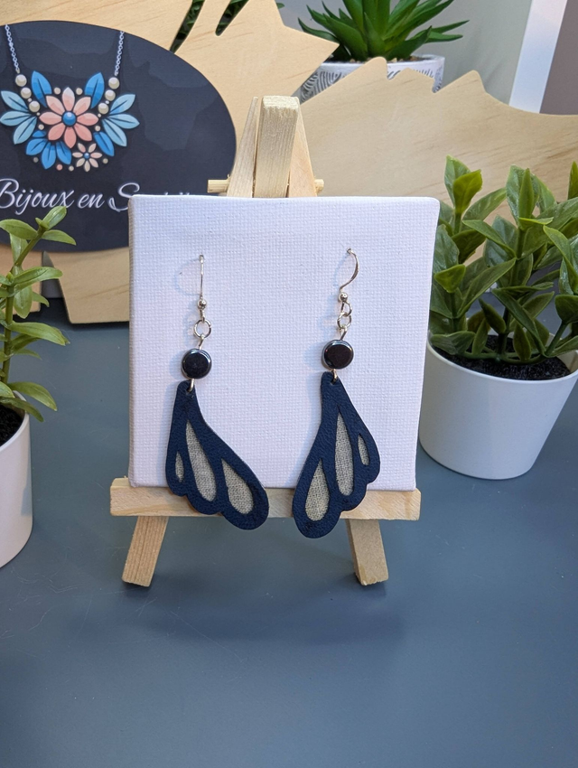 Boucles d'oreilles ailes de papillon bleu en cuir. 