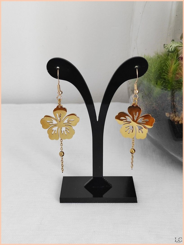 Boucles d&#039;oreilles crochet, fleur dorée