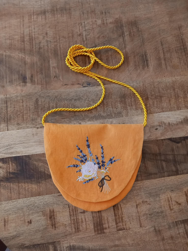 Petit  sac bandoulière en lin brodé couleur orange mandarine fait main 
