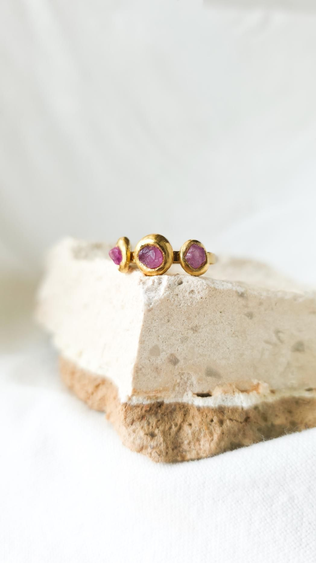 Anel Três Safiras Rosa em Bruto