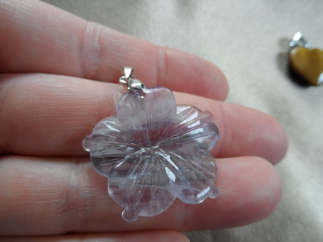 Pendentif Fleur Hibiscus en Fluorite