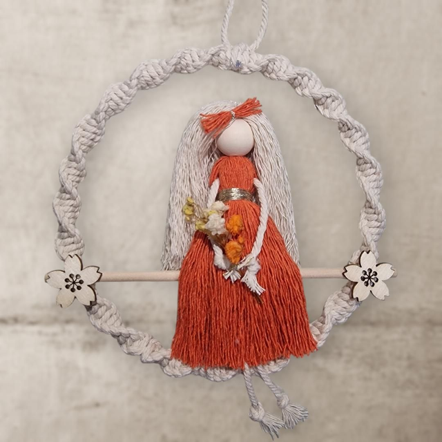 Poupée sur balançoire 