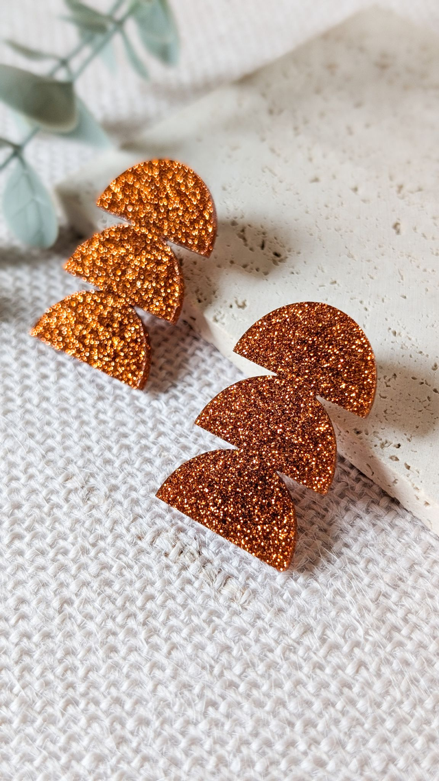 Boucles d&#039;oreilles oranges pailletées en plexi