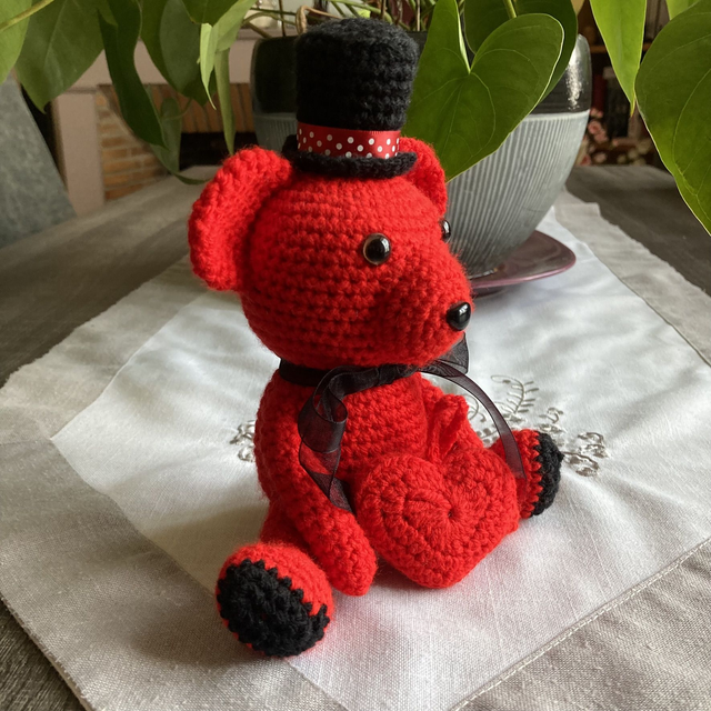 Peluche Teddy l'ourson rouge au crochet