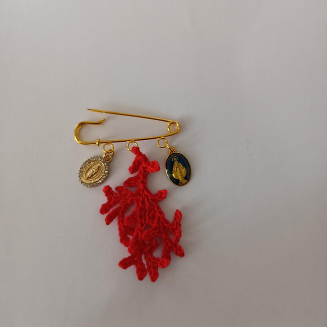 Broche médaille et corail au crochet 
