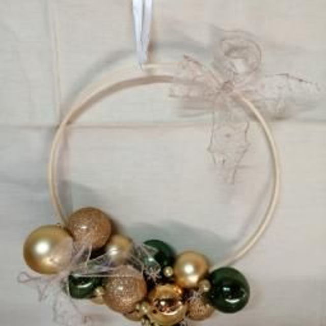 Couronne de Noël suspendue : Un style épuré et élégant pour un Noël chic
