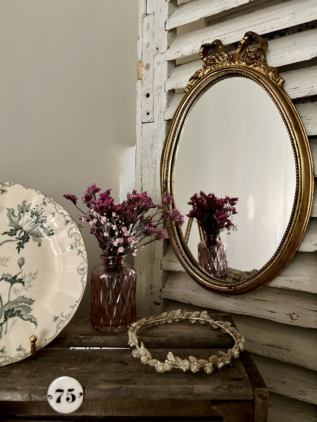 AUGUSTINE - Miroir ovale à fronton en bois doré