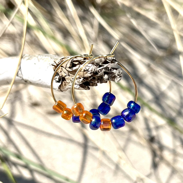 BlueSun Hoops – Edelstahl-Creolen mit blauen & bernsteinfarbenen Glasperlen