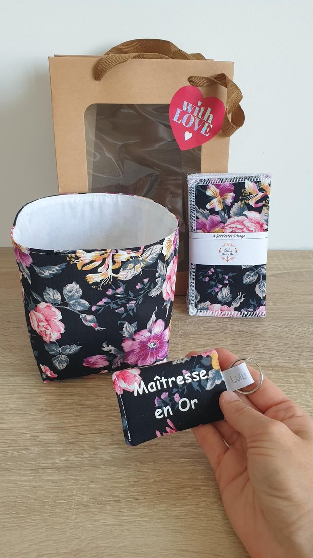 Coffret: panier +4 serviettes visage + porte clés Maîtresse en Or (rose noir)