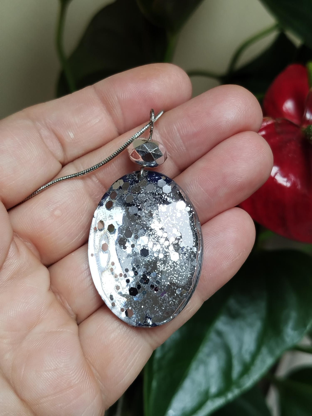 Pendentif résine argentée et perle miroir 