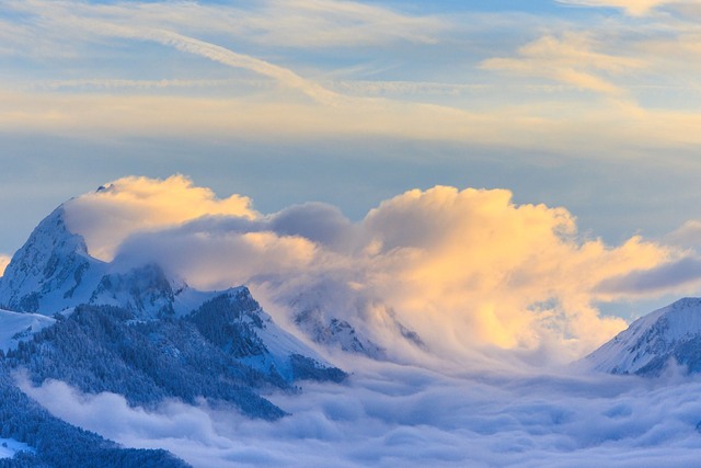 Dans les vagues nuageuses