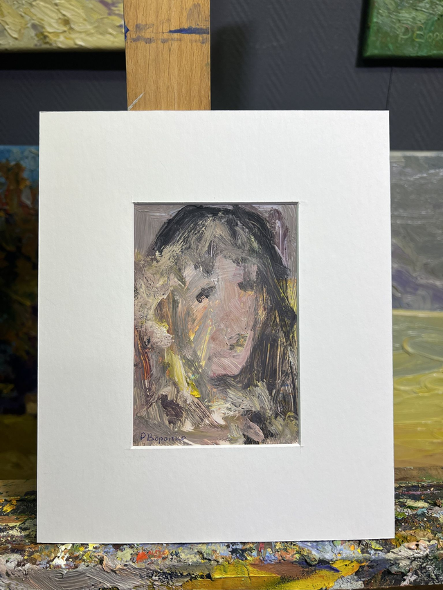 Fragment 255 „Zwischen Licht und Schatten“ von Rostyslav Voronko, Öl auf Karton, 2024 – Gesicht im Wechsel von Licht und Schatten.