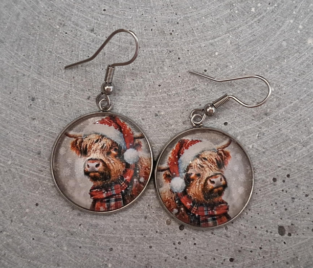 C - Punainen lemmu-korvakorut 