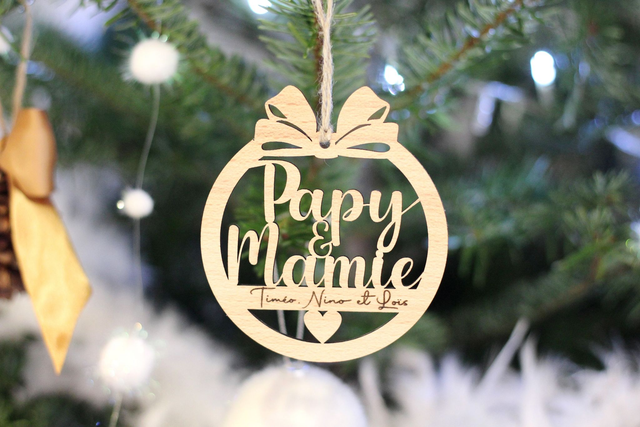 Boule de Noël personnalisée en bois massif - Modèle Papy &amp; Mamie
