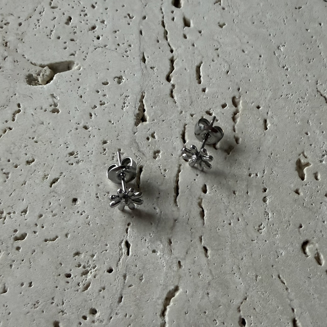 Oorknopjes bloemetjes zilver 