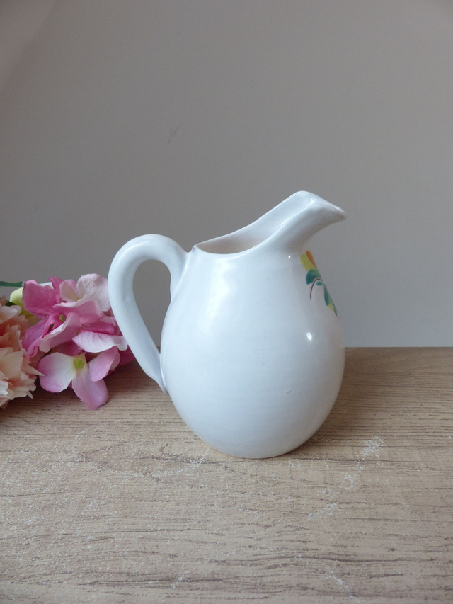 Ancien petit pichet, pot à lait en céramique fait main décor fleuri peint à la main style Vallauris, pichet coloré cadeau décoration table