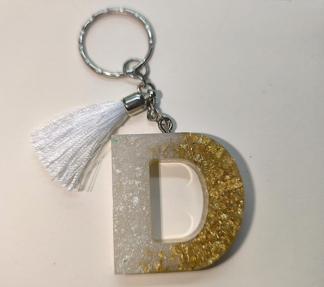 Porte clés initiale &quot;D&quot; blanc nacré et feuilles d&#039;or 