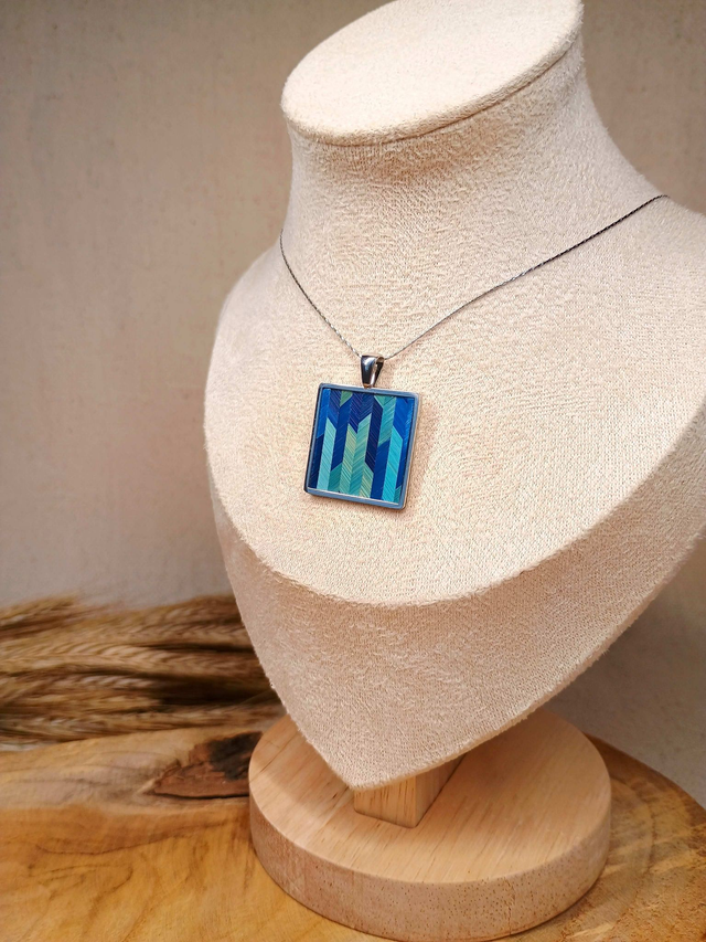 Collier MÉDAILLON Chevrons Bleus - Acier inoxydable argenté 