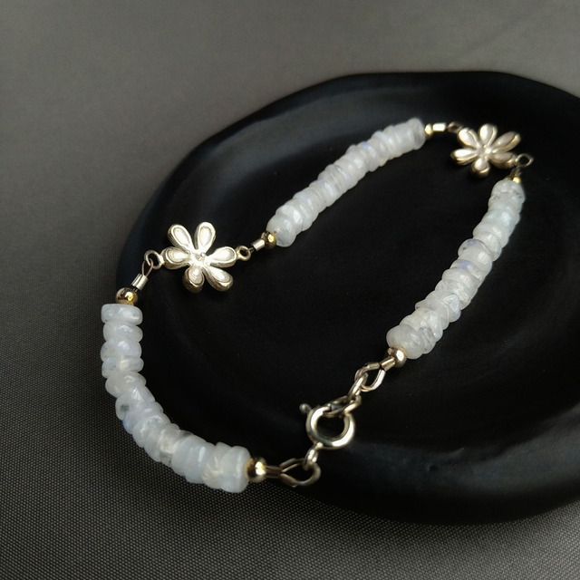 Armband zilveren bloemen met maansteen