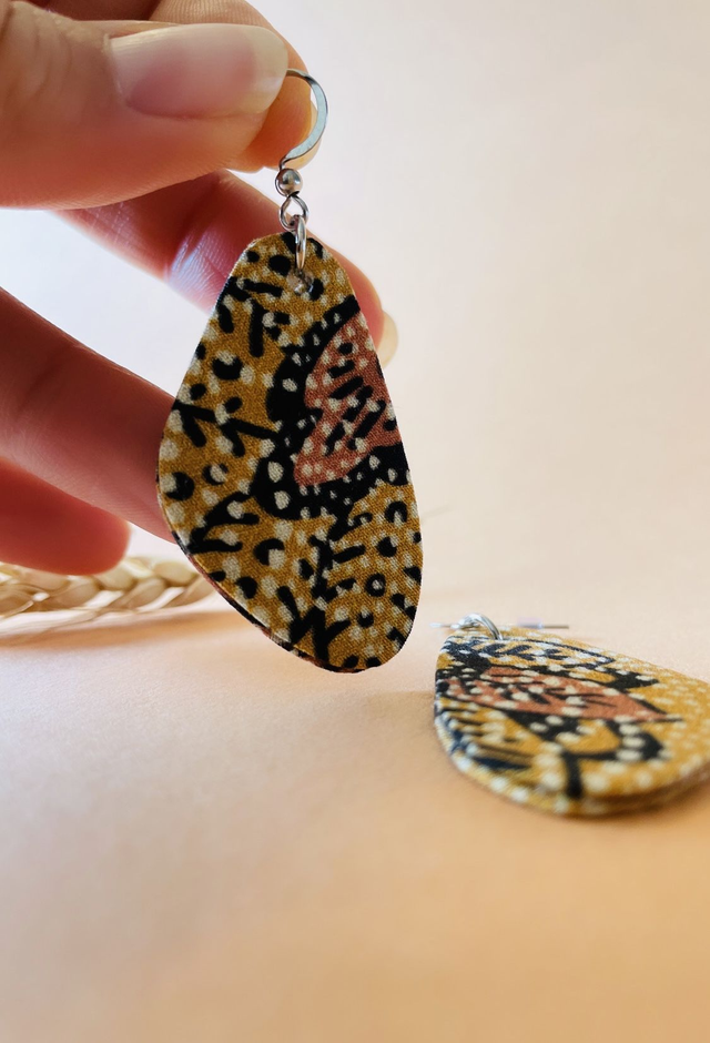 Boucles d'oreilles carton et tissu imprimé de forme triangulaire, collection « mosaïque » - tons jaune, orangé