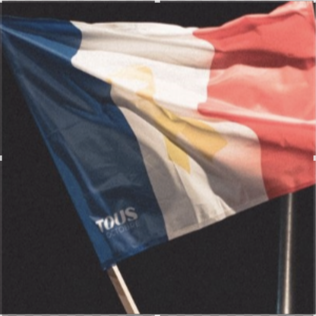 Drapeau français avec ruban jaune